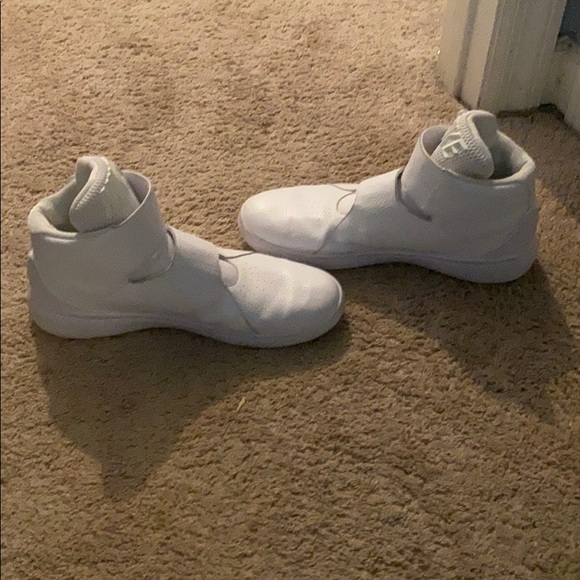 Men’s size 15 white Velcro Nike shoes - Picture 3 of 3